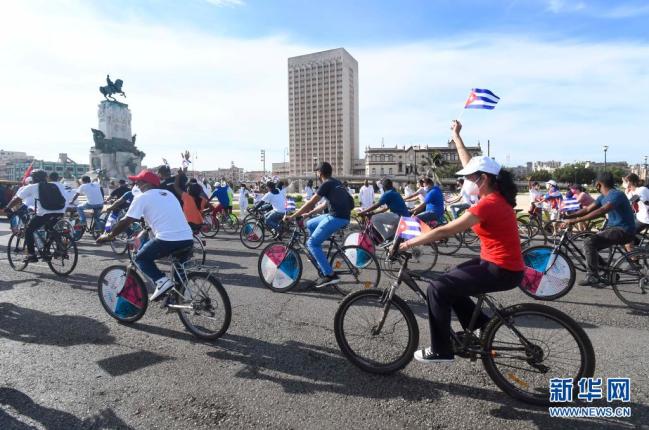 古巴青年举行反美封锁游行