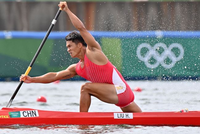 中国选手刘浩摘得男子1000米单人划艇银牌