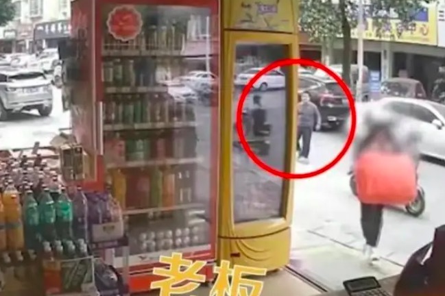 女孩遭陌生男子尾随进店求助，老板挺身呵退