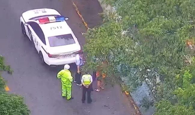 台风天老人野泳被警方制止 及时消除风险