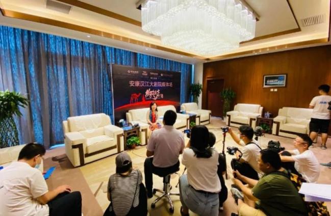 ▲陕旅集团副总经理赵月望接受媒体现场采访