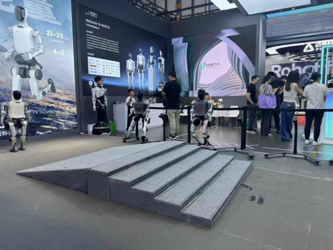 机器人大会：展台水泄不通 观众眼里放光！