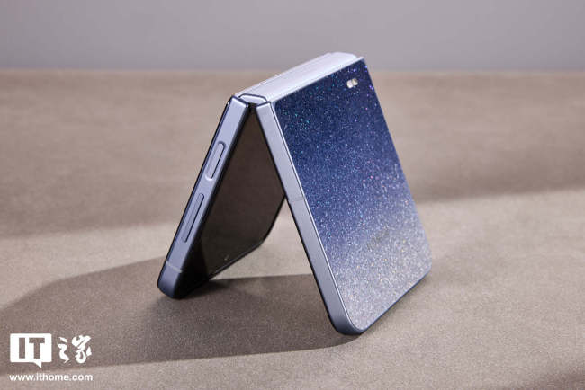 IT之家开箱荣耀 Magic V Flip2 高定款小折叠手机图赏：大师高定，全面闪耀