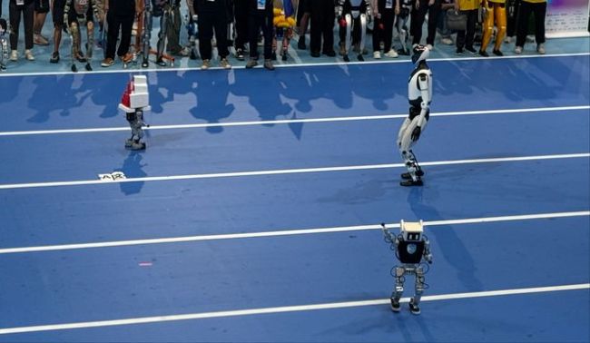 暴雨之下1万多人，500个机器人燃爆全场，世界人形机器人运动会来了