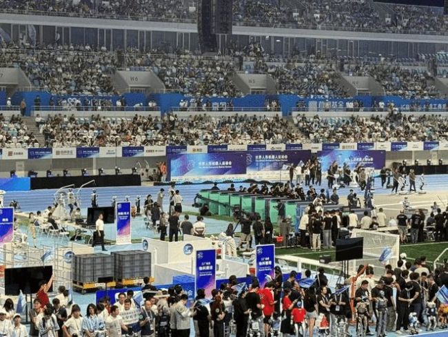 史上首次！顶着暴雨来了1万人，500个硅基生命同台竞技