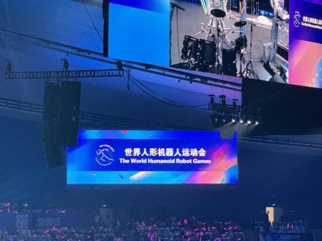 史上首次！顶着暴雨来了1万人，500个硅基生命同台竞技