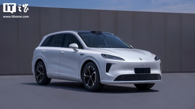 鸿蒙智行“第五界”首车尚界 H5 后排空间曝光,华为余承东坐下后膝部留有超两拳距离