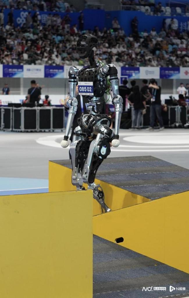宇树机器人跑步赢了“半马冠军”，为何两家都不太服气？