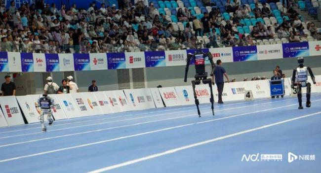 宇树机器人跑步赢了“半马冠军”，为何两家都不太服气？