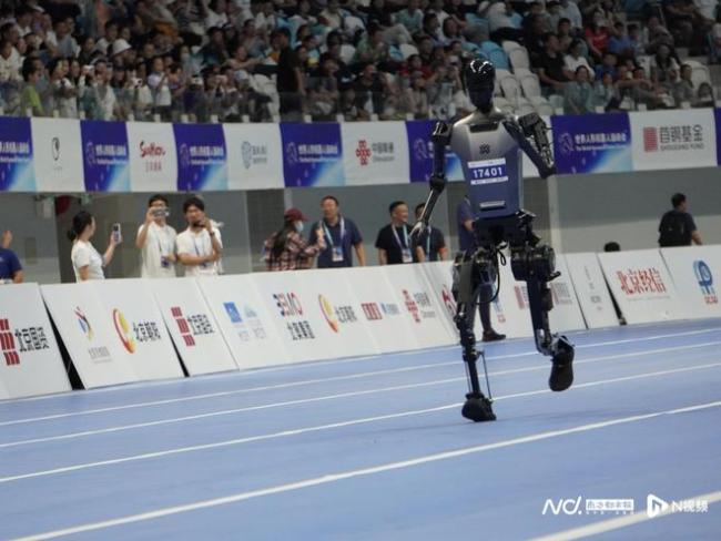 宇树机器人跑步赢了“半马冠军”，为何两家都不太服气？