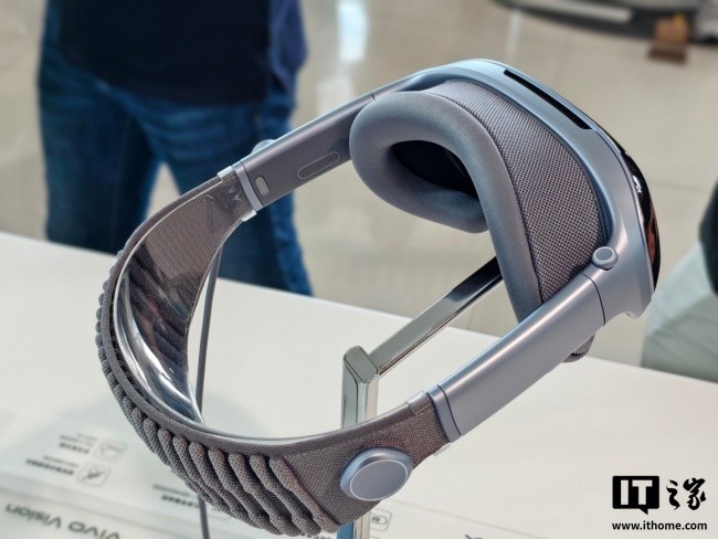 398g 全球最轻：vivo Vision 探索版 MR 头显正式发布，自然眼手交互、双目 8K 臻彩屏