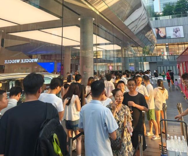 华为新三折叠起售价降2000元 门店排起长龙