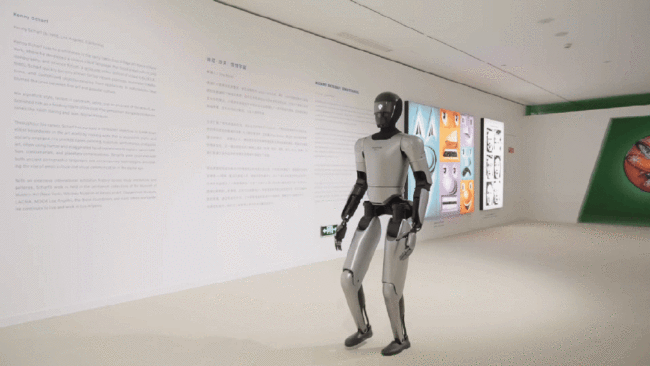 全球首款“边走边讲边演示”人形机器人:魔法原子发布智慧导览解决方案