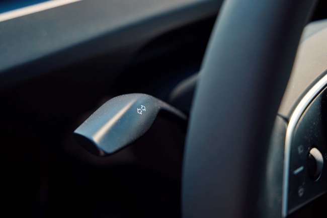 特斯拉 Model Y 标准版在美国上市：织物座椅、封天窗、续航 517 公里，起价跌破 4 万美元