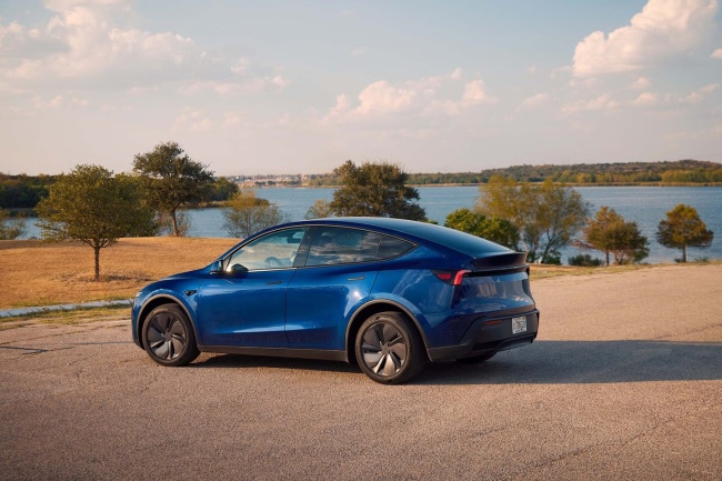 特斯拉 Model Y 标准版在美国上市：织物座椅、封天窗、续航 517 公里，起价跌破 4 万美元
