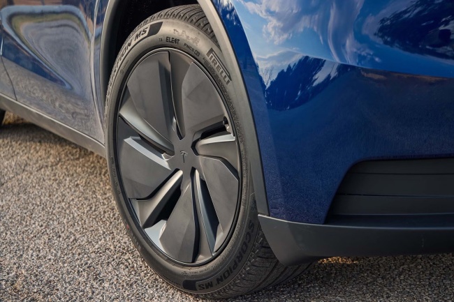 特斯拉 Model Y 标准版在美国上市：织物座椅、封天窗、续航 517 公里，起价跌破 4 万美元