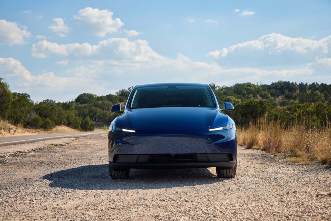 特斯拉 Model Y 标准版在美国上市：织物座椅、封天窗、续航 517 公里，起价跌破 4 万美元