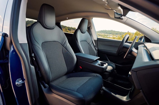 特斯拉 Model Y 标准版在美国上市：织物座椅、封天窗、续航 517 公里，起价跌破 4 万美元