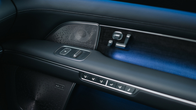 中国市场尺寸最大纯电 SUV:全新蔚来 ES8 预售,41.68 万 / 租电 30.88 万元起