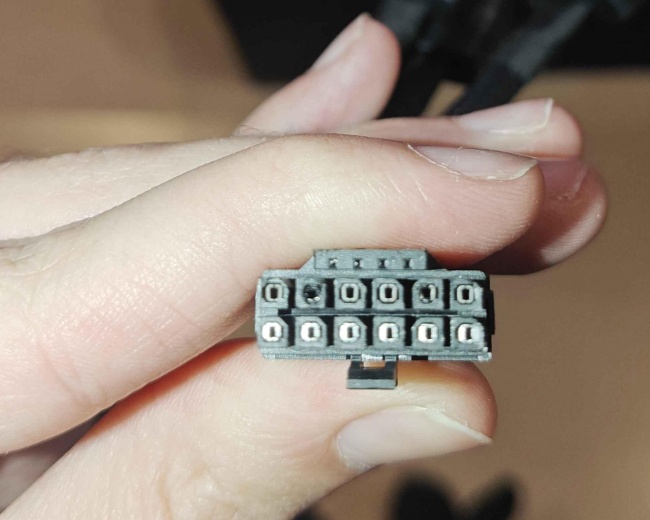 AMD RX 9070 XT 显卡首次报告 16 针接口熔化,入门电源等原因导致