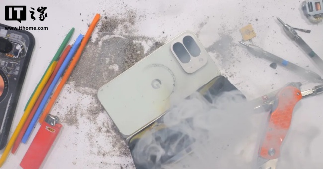 十年来头一遭：谷歌 Pixel 10 Pro Fold 折叠屏手机弯折测试中电池破裂起火