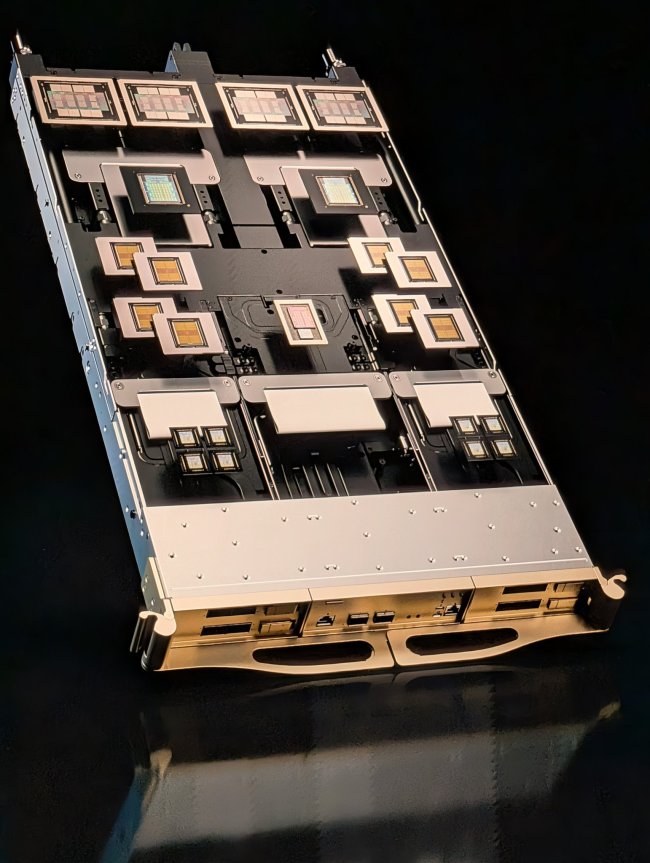 英伟达 CEO 黄仁勋发布 Vera Rubin 超级芯片：性能提升超 3 倍，HBM4 显存登场