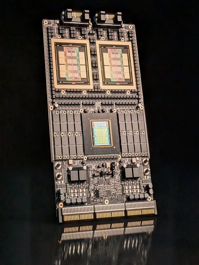 英伟达 CEO 黄仁勋发布 Vera Rubin 超级芯片：性能提升超 3 倍，HBM4 显存登场