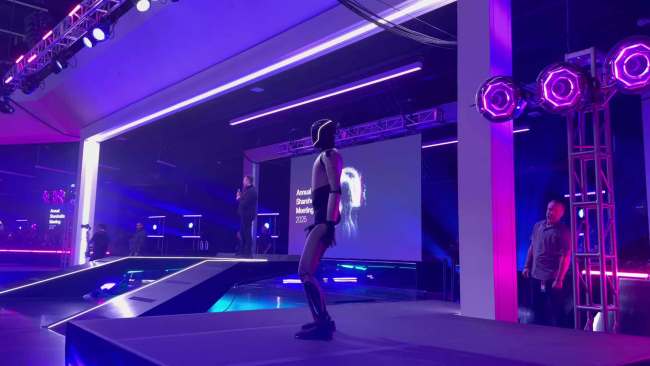 特斯拉股东批准马斯克近万亿美元薪酬计划，世界首富与机器人斗舞