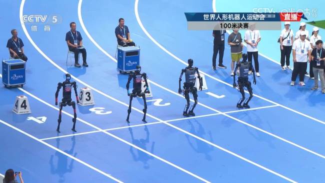 人形机器人史上首个百米“飞人”诞生：具身天工 Ultra 夺得 100 米短跑项目冠军