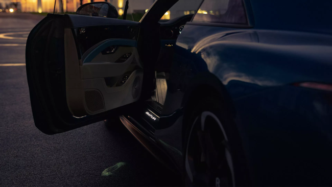 宾利也要做“灯厂”,用 40 多万个反射镜打造出 11 秒定制迎宾灯光秀