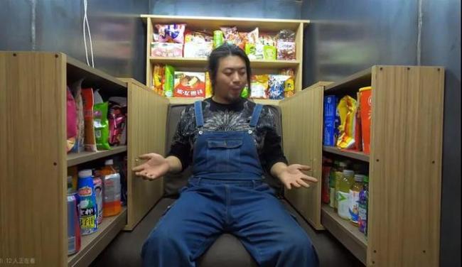 AI生成的“末日安全屋”，每晚正陪着年轻人入睡