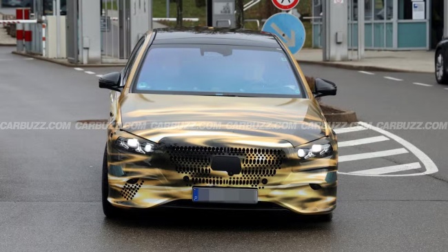 奔驰新 S 级轿车路试图首曝，金色 140 周年纪念版伪装