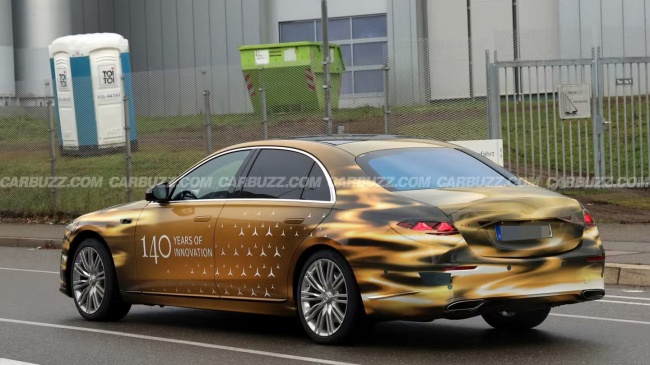奔驰新 S 级轿车路试图首曝，金色 140 周年纪念版伪装