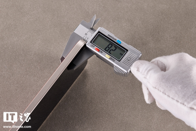 IT之家开箱小米 REDMI Note 15 Pro「车厘子红」:深邃浓郁高级红,开启 2026 红运当头