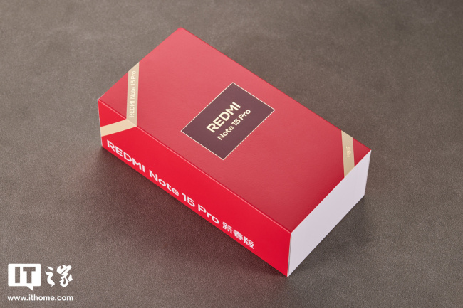 IT之家开箱小米 REDMI Note 15 Pro「车厘子红」:深邃浓郁高级红,开启 2026 红运当头