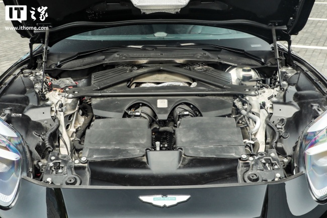 限量 60 辆,阿斯顿・马丁推出 DB12 / Vanquish Volante 纪念版车型