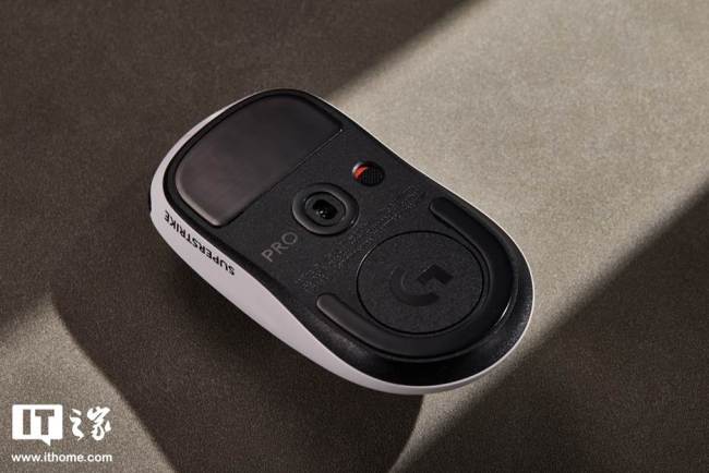 IT之家开箱罗技 GPW5 雪豹电竞鼠标图赏,业界首发可调电磁微动、全新黑白撞色