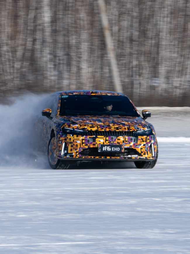 smart 精灵#6 EHD 超级电混冬测谍照公布：奔驰全球原创设计，掀背造型