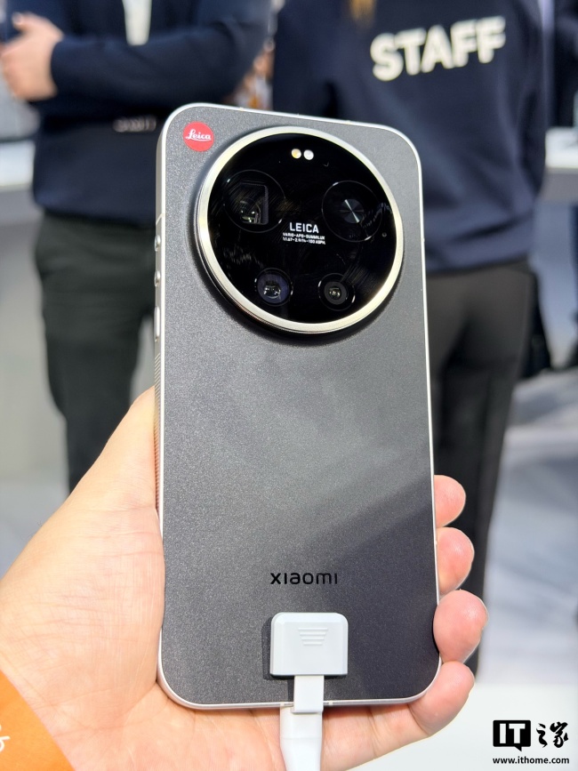 IT之家图赏小米 17 Ultra 徕卡海外版“LEITZPHONE”实拍:差异化后盖设计,香槟金边框