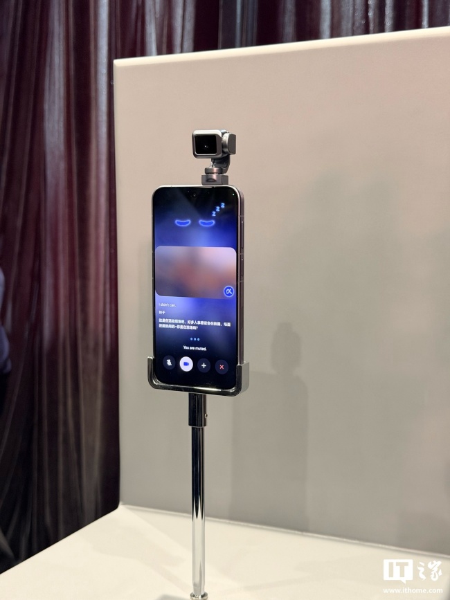 荣耀首款人形机器人荣耀 ROBOT 热舞视频发布,上演太空步