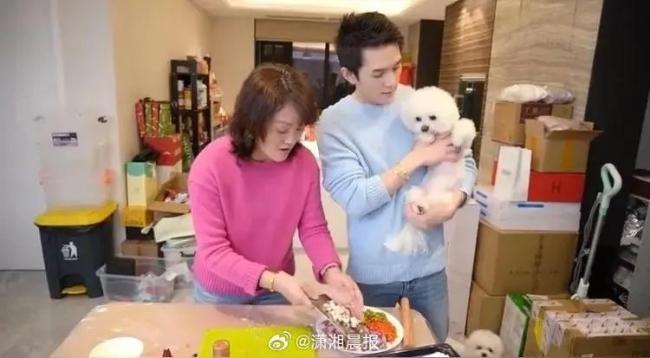 李佳琦回应妈妈直播带货：她说她正是拼的年纪