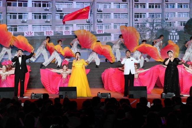 宝鸡文理学院举办“青春正当时 逐梦向未来”2025年迎新生文艺晚会