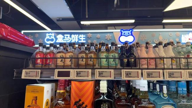 盒马鲜生货架上售卖的小瓶酒，每经记者 王紫薇 摄