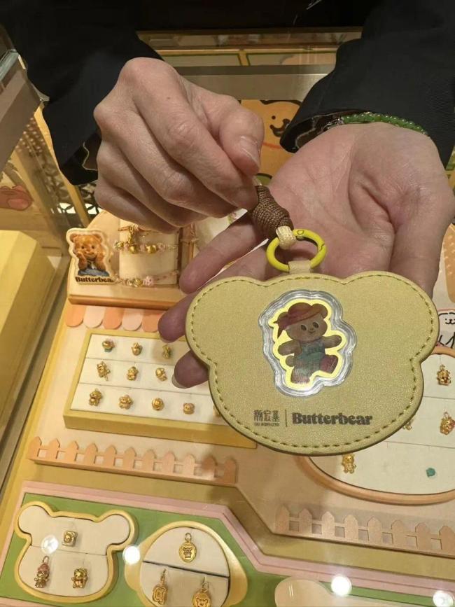 金店销售的微克重黄金箱包挂件 本报记者 董添/摄