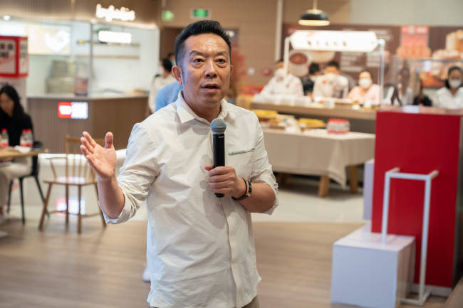 西贝贾国龙开新店,凭啥排队一小时?