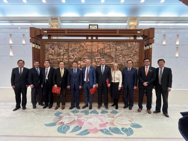 加中立法协会代表团访问中国