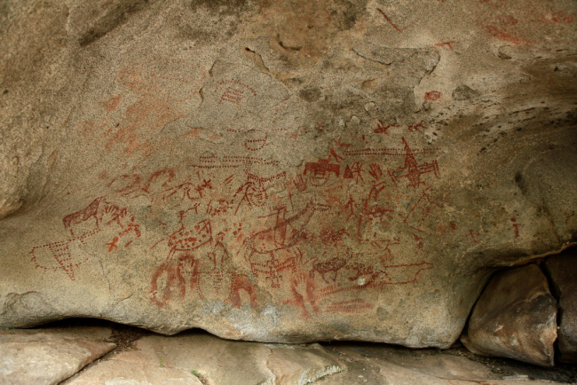 哈巴河县多尕特洞穴彩绘岩画