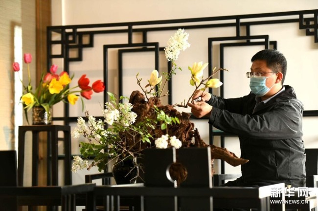 4月5日，燕赵插花艺人高伟哲在河北省石家庄市植物园插花艺术工作室创作。新华社发（陈其保 摄）
