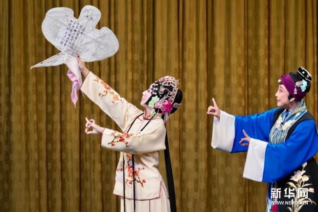 5月12日，北方昆曲剧院演员王瑾（左）和王怡在昆曲《风筝误》中表演。新华社记者 杜涓涓 摄