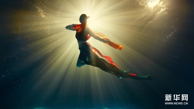 　　演员演绎水下飞天舞蹈《洛神水赋》（视频截图）。新华社发（河南广播电视台供图）